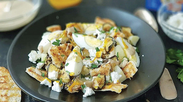 סלט סביח עם פטה וקרעי פיתה (צילום: נעמה רן)