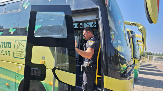בדיקת אוטובוסים לקראת שנת הלימודים (צילום: דוברות המשטרה)
