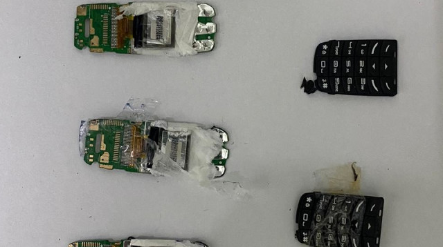 הטלפונים שנתפסו אצל העצור (צילום: שב"ס)