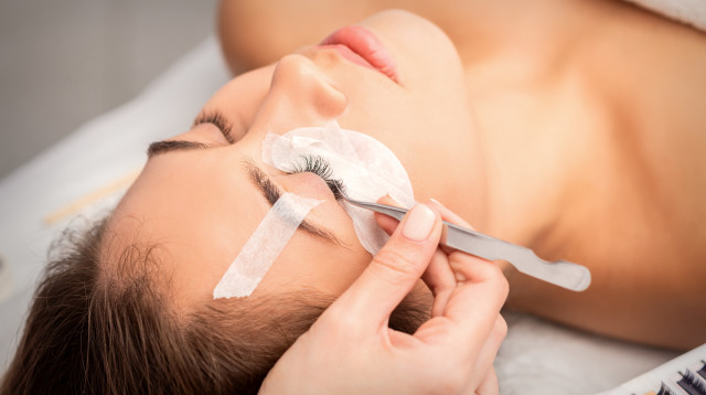 הדבקת ריסים (צילום: אינגאימג')