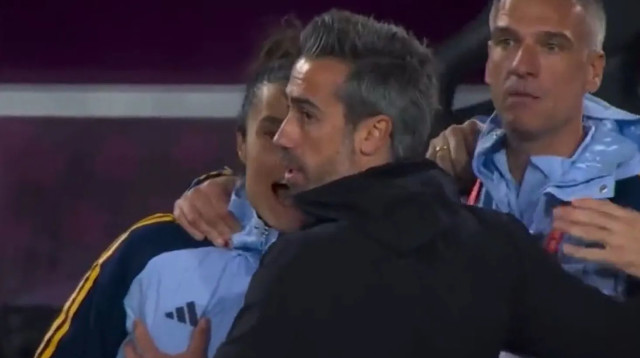 מאמן נבחרת הנשים של ספרד, חורחה וילדה, נוגע בחזה של חברת צוות (צילום: צילום מסך, טוויטר)