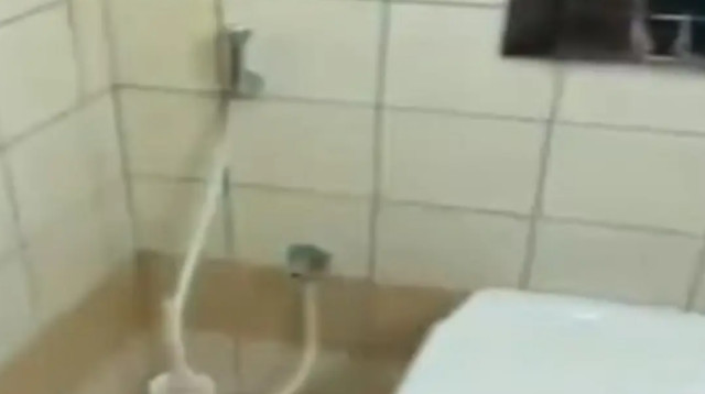 מכשיר נייד במצב צילום אותר בתא שירותי נשים (צילום: מתוך אינסטגרם)