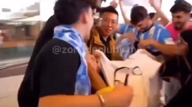 אוהדי מלאגה מקבלים תייר אסיאתי כשחקן החיזוק של הקבוצה (צילום: צילום מסך, טוויטר)