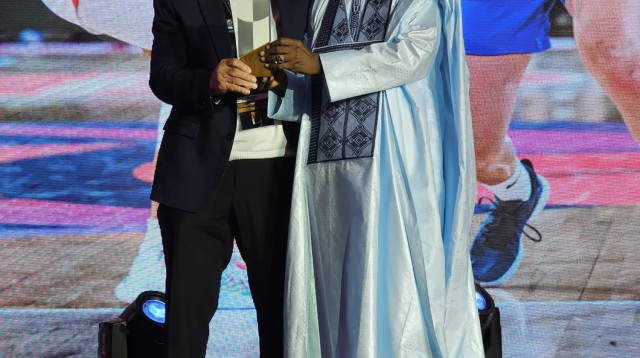 יו"ר איגוד הכדורסל הישראלי, עמירם הלוי, עם נשיא פיב"א המאן ניאנג (צילום: אתר רשמי, איגוד הכדורסל הישראלי)