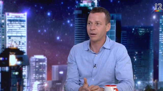 עמית סגל בתוכנית "30 עם" (צילום: צילום מסך קשת 12)