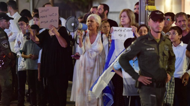 מחאה נגד צעדת הנשים בבני ברק (צילום: אבשלום ששוני)