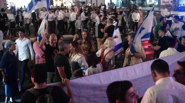 מחאת הנשים בבני ברק ומחאת הנגד (צילום: אבשלום ששוני)