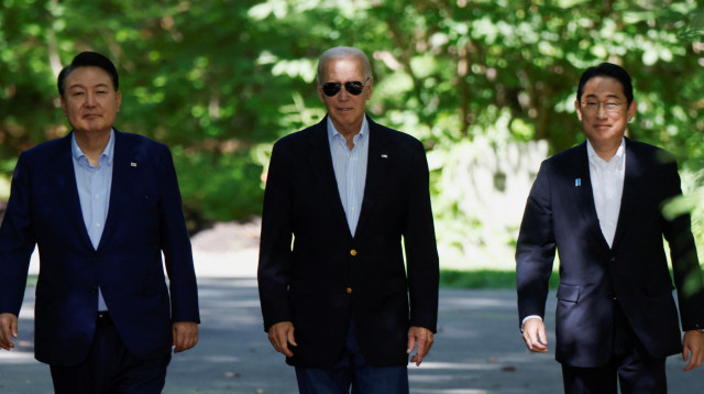 פומיו קישידה, ג'ו ביידן, יון סוק-יאול (צילום: REUTERS/Evelyn Hockstein)