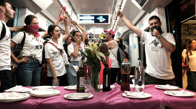 "קבלת שבת" כחלק ממחאה נגד השבתת הרכבת הקלה בשבת (צילום: ללא קרדיט)