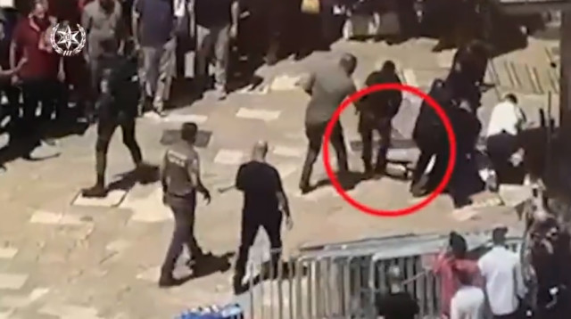 השתלטות השוטרים על חשוד עם סכין בעיר העתיקה (צילום: דוברות המשטרה)