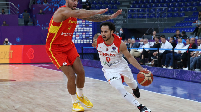 מקום ראשון לספרד בדרך לשמינית. ווילי הרננגומס ושיין לארקין (צילום: רויטרס)