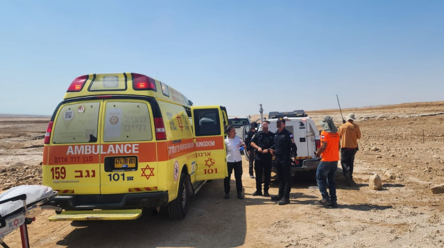 אדם התייבש ונפטר באזור עין גדי (צילום: דוברות מד"א)