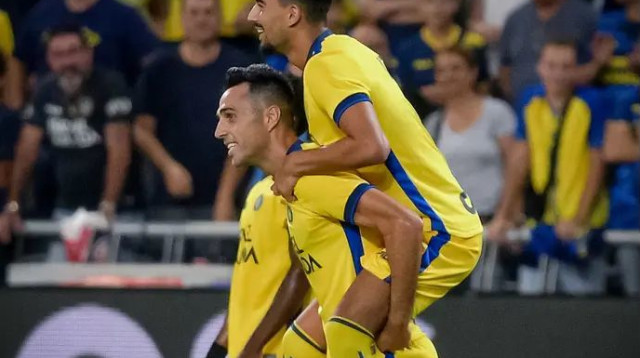 אבא יכול להיות גאה. רוי רביבו חוגג עם זהבי (צילום: אריאל שלום)