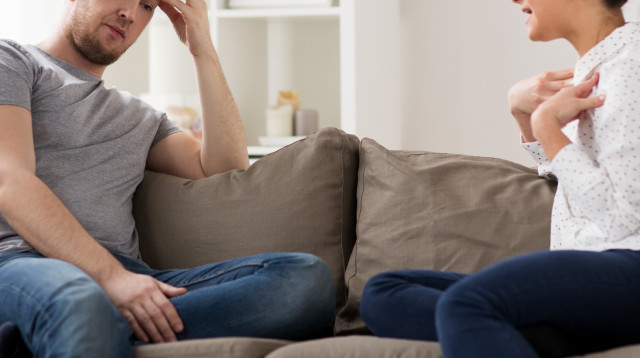 היא במינוס והוא לא חולק איתה את הכסף שלו - האם זו אלימות כלכלית? (צילום: אינג'אימג')