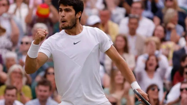 חוגג כל דרופ-שוט. קרלוס אלקראס (צילום: רויטרס)