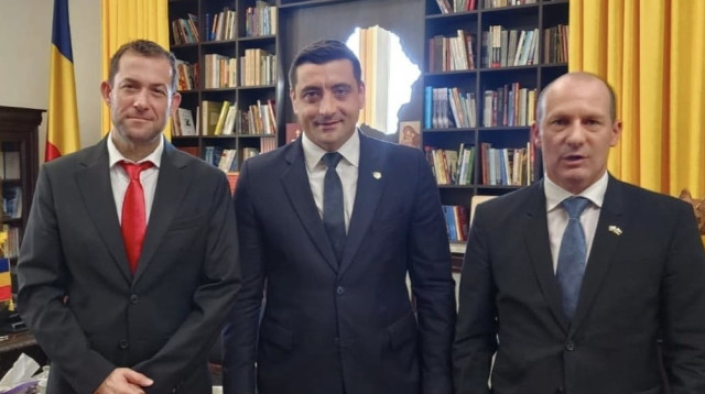 ראש מועצת שומרון יוסי דגן עם ג'ורג סמיון, אחד המועמדים הבולטים לנשיאות ברומניה, ושגריר ישראל ברומניה (צילום: מועצה אזורית שומרון)