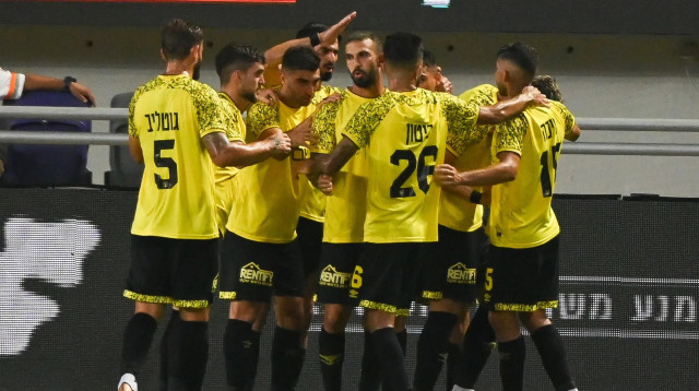 שחקני בית"ר ירושלים חוגגים (צילום: ברני ארדוב)