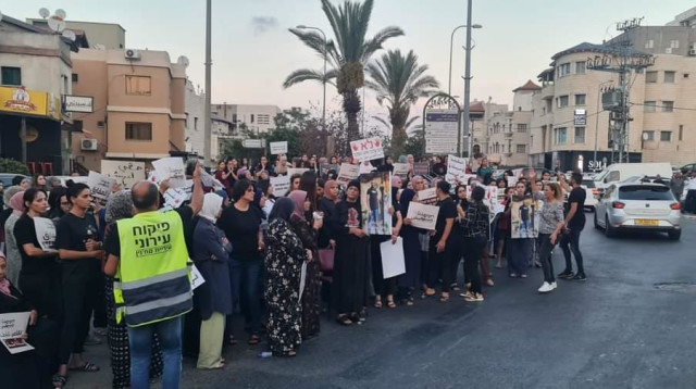 הפגנה מול תחנת המשטרה במשגב (צילום: אמין באשיר)