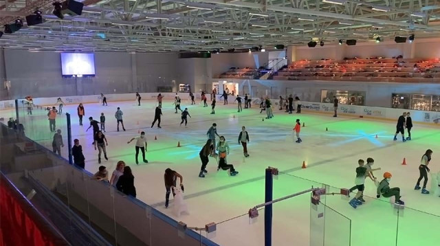 החלקה על הקרח בכפר יונה (צילום: נאור מרק)