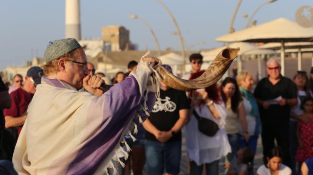 טקס ה"תשליך" בנמל תל אביב (צילום: איתן אלחדס)