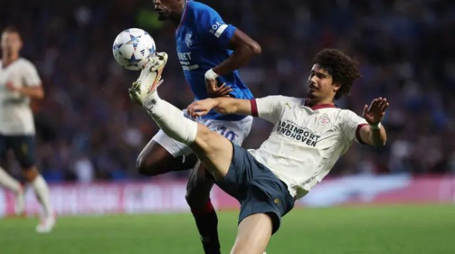 כשיר אצל פ.ס.וו, למרות הפציעה בשבוע שעבר. אנדרה רמאליו מול עבדאללה סימה (צילום: רויטרס)