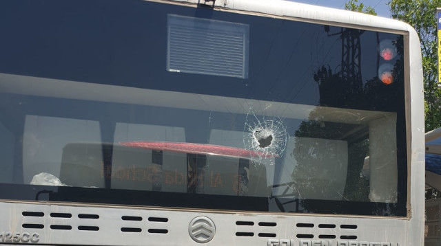 אבן שהושלכה לעבר אוטובוס ברהט (צילום: ללא)