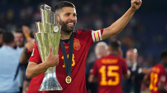 ג'ורדי אלבה קפטן נבחרת ספרד עם הגביע של ליגת האומות (צילום: GettyImages, Soccrates Images)