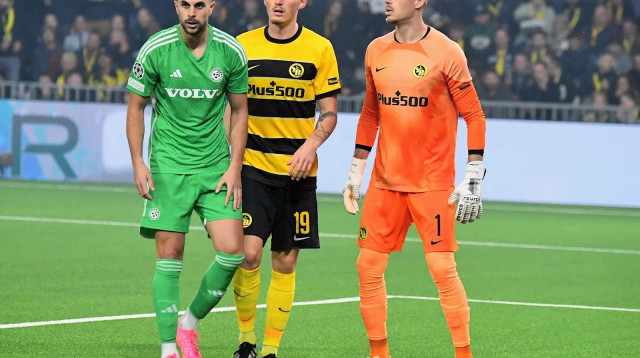 דין דוד שחקן מכבי חיפה מול דויד וון בולמוס, נואה פרסון שחקני יאנג בויז (צילום: אתר רשמי, ראובן כהן, מכבי חיפה)