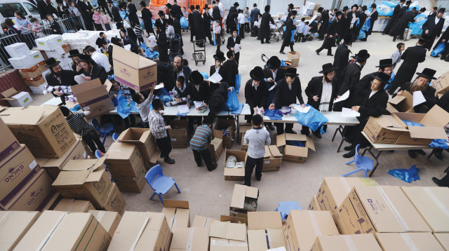 איסוף מזון לנזקקים  (צילום: יעקב נחומי, פלאש 90)