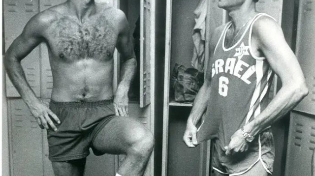 "היחיד שקורא לך צ'רנה ברודוביץ'". טל ברודי עם מיקי ברקוביץ' בשנות ה-70 (צילום: ארכיון מעריב, ראובן קסטרו)