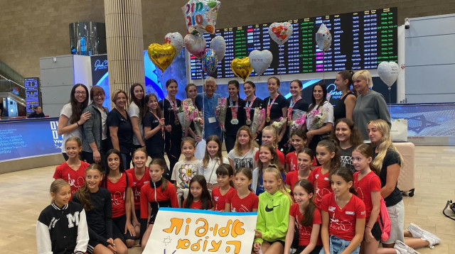 קבלת פניה של נבחרת ישראל בהתעמלות אמנותית, אלופת העולם (צילום: אתר רשמי, איגוד ההתעמלות בישראל)