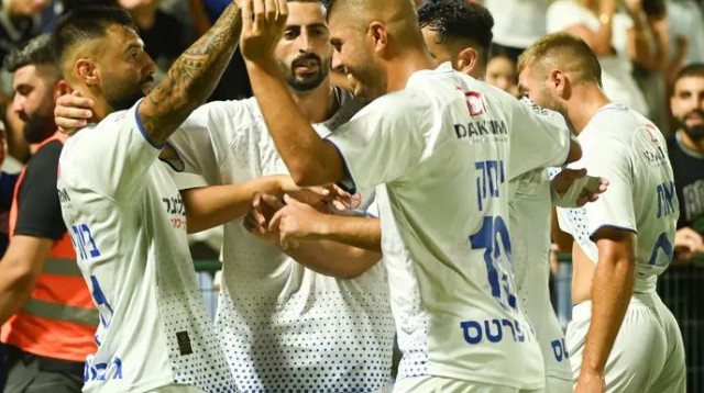 יחגגו גם בנוף הגליל? שחקני יפו (צילום: ברני ארדוב)