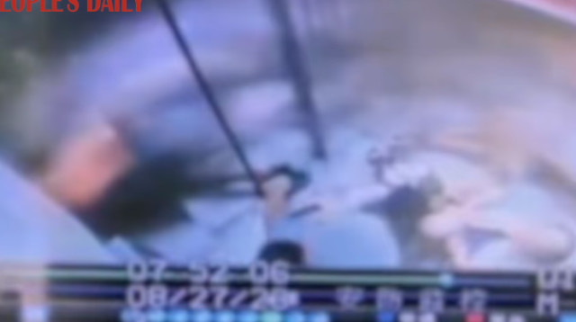 תאונה מבהילה במעלית נוסעים (צילום: רשתות חברתיות)