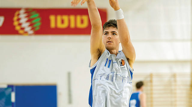 אדם אריאל באימון הפתיחה (צילום: באדיבות מכבי עירוני רמת גן)