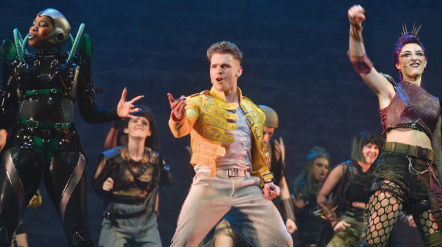 מתוך המחזמר We Will Rock You (צילום: סטיוארט גלובר)