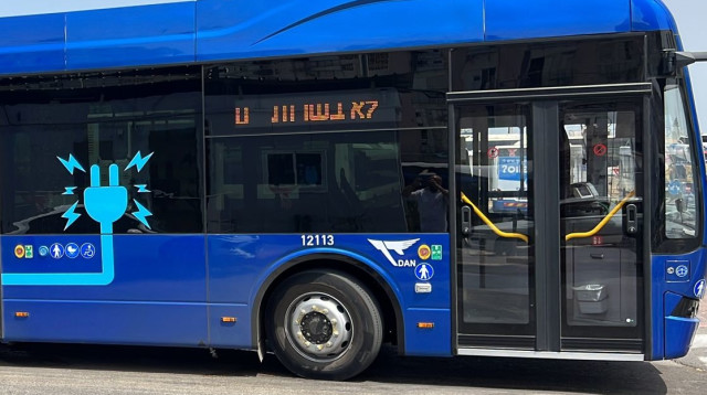 אוטובוס דן. תדירות גבוהה יותר לאורך כל שעות היום (צילום: דוד קמחי)
