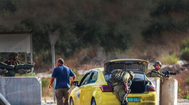 מחסום צה"ל בסמוך לחווארה (צילום: נאסר אישתיה, פלאש 90)