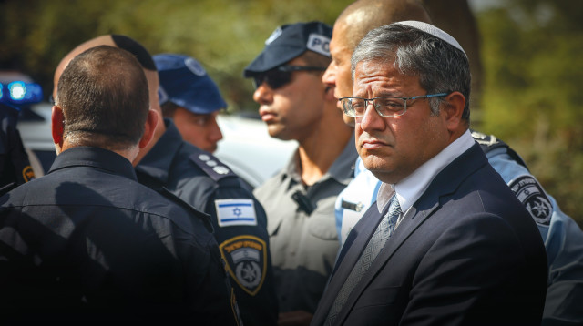 איתמר בן גביר בזירת פיגוע (צילום: חיים גולדברג, פלאש 90)