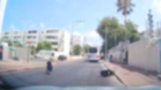 עגלת תינוק נפגעת באוטובוס (צילום: צילום מסך,שימי ב.)