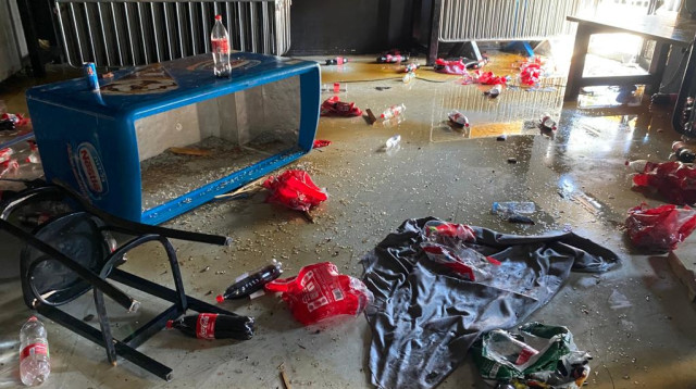 נזק במועדון הבי סייד בת"א לאחר מחאת מבקשי המקלט (צילום: אבשלום ששוני)