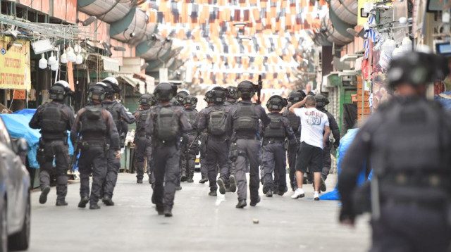 כוחות משטרה בשכונת התקווה בעקבות מחאת מבקשי המקלט (צילום: אבשלום ששוני)