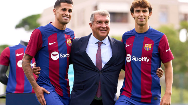 ז'ואאו פליקס, ז'ואאו קאנסלו שחקני ברצלונה עם נשיא המועדון ז'ואן לאפורטה (צילום: GettyImages, Alex Caparros)