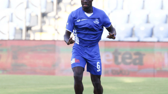 ג'ימי אלכסיס שחקן הפועל פתח תקוה בחימום (צילום: דני מרון)