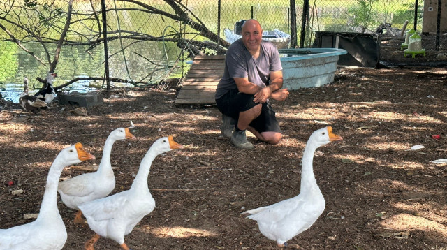 מזרחי והעופות. "עולם ומלואו" (צילום: משה כהן)