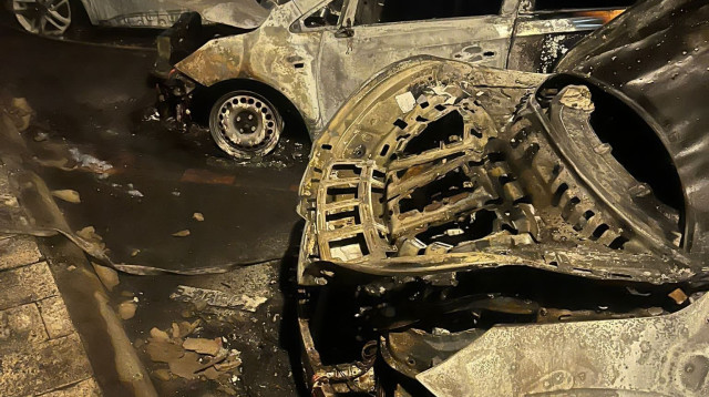 הרכבים שהוצתו בחניון מלון "בית הגליל" בחצור הגלילית (צילום: דוד ביטן)