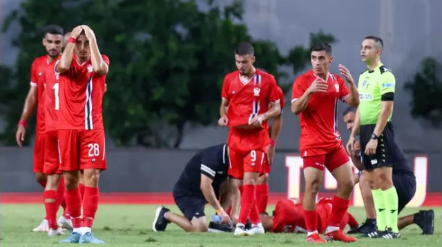 בעודו מטופל, חבריו נסערים. בני סכנין (צילום: דני מרון)