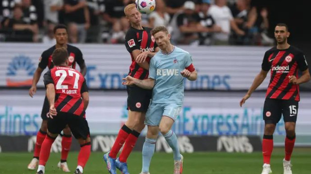 לפחות יש נקודה ראשונה. פלוריאן קיינץ לפני הוגו לארסון (צילום: אימג'בנק  GettyImages, Alex Grimm)