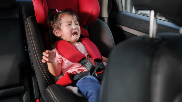 כך נוכל לחלץ תינוק שננעל ברכב מבלי לשבור את החלון (צילום: אינג'אימג')