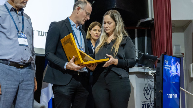 הענקת אותות הוקרה מיוחדים לאלמנותיהן של לוחמי האש שנהרגו בדיר אל עסד (צילום: שאולי לנדנר)