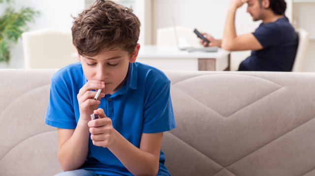 נער מעשן (צילום: אינגאימג')